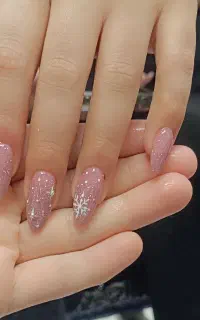 ارایشگری کاشت ناخن و رنگ و لایت