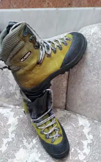 کفش و کوله و یخ شکن کوهنوردی