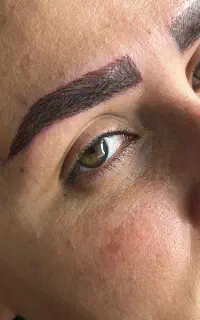 میکروبلیدینگ حرفه‌ای ابروفرم‌دهی وقرینه‌سازی تخصصی