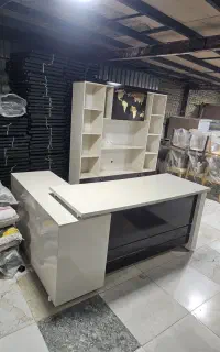 میز مدیرت با کتاب خانه
