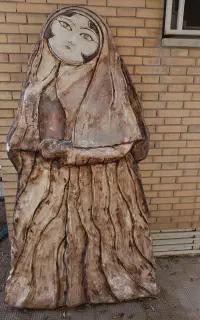 مجسمه گچی زن