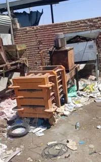 باسلام یک دستگاه پرس کارتون  رانی هم  پرس می کند