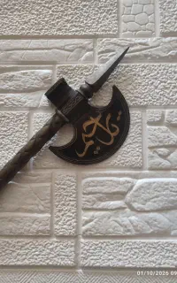 یک عدد تبرزین آهنی طلاکوبی شده 1330 با دسته برنجی