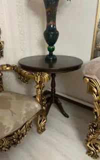 میز گرد و گوشی تلفن ایستاده