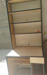 کتابخانه و زیر تلویزیون