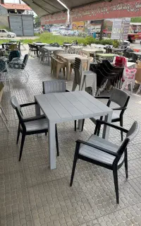 صندلی دسته دار و میز پلاستیکی مدرن ناصر