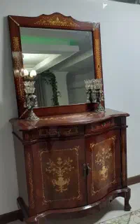 ایینه و کنسول سلطنتی