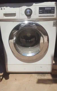 ماشین لباس شویی ال جی 9 کیلویی  سالم است
