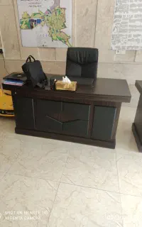 میز مدیریت و مبل چرم نیم ست