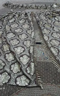 یک جفت والان کنارپرده