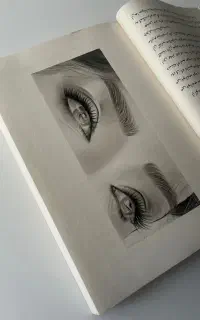 نقاشی چشم پارتنرتون داخل کتاب چشم هایش