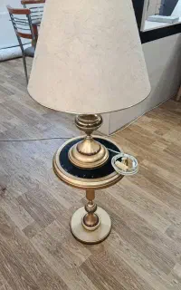 آباژور و میز
