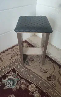 صندلی چوبی(چهارپایه چوبی)باروکش چرم سالم نو ۵۰۰ت