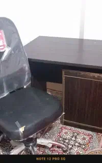 میز تحریر و کامپیوتر