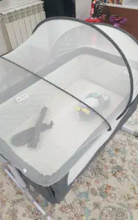 تخت کنار مادر