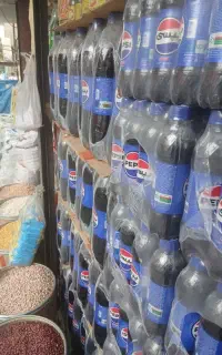 کارگر فعال جوان برای همکاری در سوپر مارکت