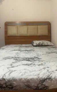 سرویس خواب شامل تخت و میزارایش و پاتختی و صندلی