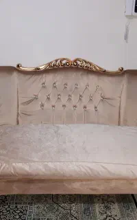 کاناپه سه نفره کلاسیک کرم بژ