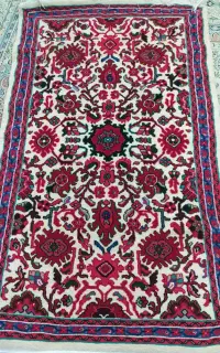 فرش دستباف زر و نیم ابعاد یک و نیم دردو ونیم حدودا