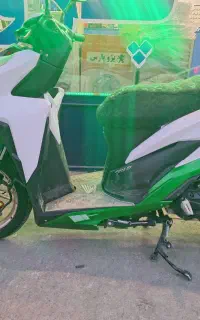 کلیک ۱۵۰ سفید و سبز همراه سیکلت بلنتا