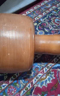 سازنده تنبک. آقای هلمی.
