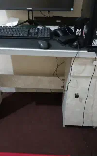 میز تحریر و کامپیوتر