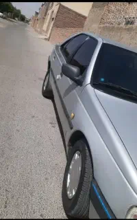 ماشین دارم دنبال کارم