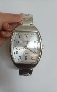 ساعت دیواری طرح ساعت مچی