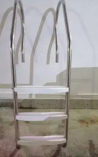 پله استخر نردبان استخری کف استیل و کفه پلاستیک