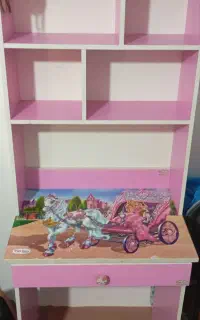 میز تحریر و کتابخانه