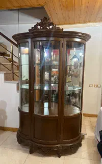 بوفه چوبی با تاج و منبت کاری شده شیشه خم