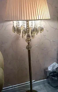 آباژور ایستاده