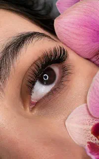 مدل برای اکستنشن مژه اسپایکی