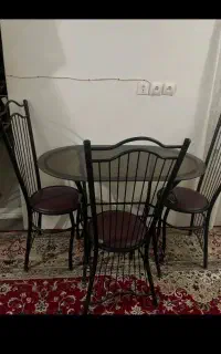 میز وچهار صندلی''یک تلویزیون ۱۴ رنگی هم هست