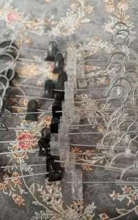 مقداری چوب لباس و روسری