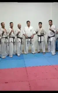 کلاس کاراته ساعت ۲ ظهرتا ۴عصربرای کاسبان وکارمندان