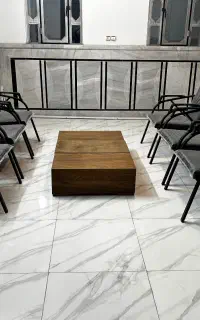 تعدادی صندلی دسته دار و بدون دسته به فروش میرسد