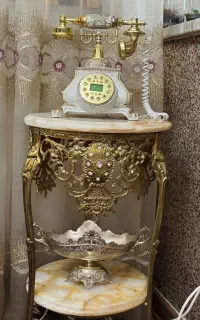 میز برنز و تلفن