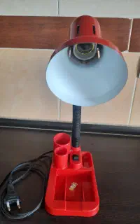 چراغ مطالعه قرمز رنگ