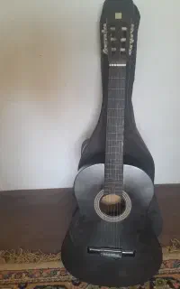 گیتار مشکی سالم
