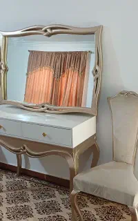 میز آرایش همراه با آینه و صندلی