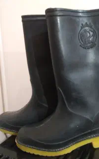 یک جفت چکمه بچگانه سایز ۳۱