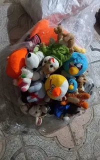 تعدادی عروسک و اسباب بازی