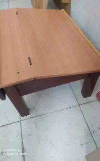 میز تحریر نشسته چوبی