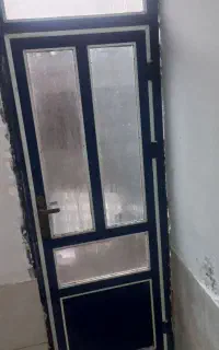 درب المینیونی تمیزو سالم با قفل ودستگیره