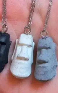 ماکت و گردنبند و مجسمه