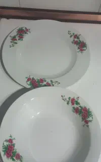 کاسه وبشقاب بزرگ گلسرخ وکاسه وبشقاب حاشیه