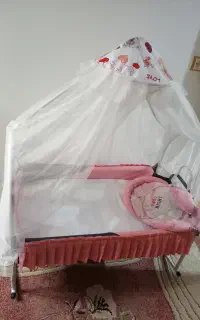 تخت کنار مادر و آغوشی