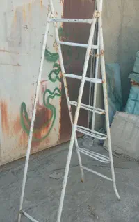 چهار پایه فلزی