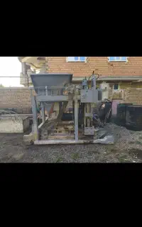 یک دستگاه بلوک زنی